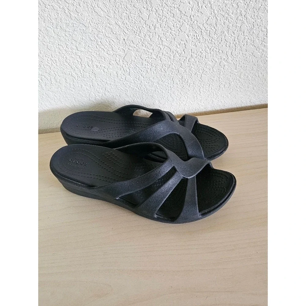 Crocs Sanrah Strappy Wedge Sandals Womens 8 Black Slip On Slide Comfort - Picture 2 of 8